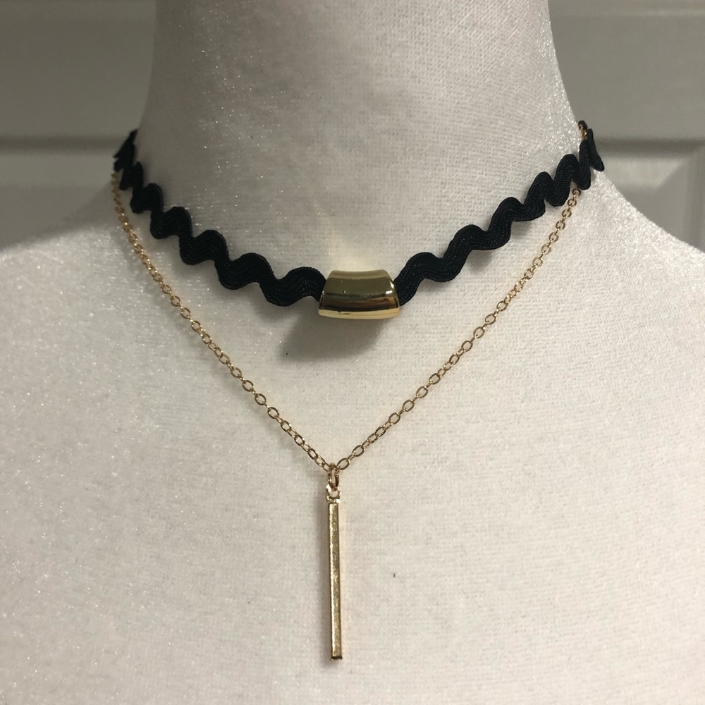 Velvet choker with gold chain and bar